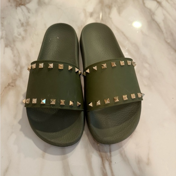 Authentic Valentino Garavani Rockstud rubber pool Slides Sandals - Picture 1 of 4